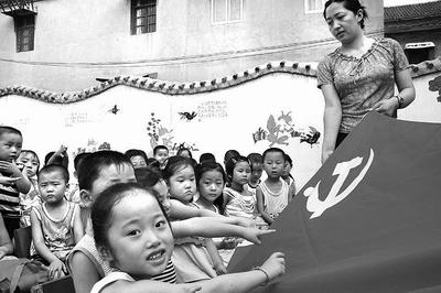 为什么古代皇帝的龙袍颜色都是不一样的，不是应该都是黄色的吗？